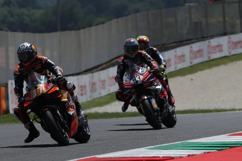 图片[2]-[MotoGP] 穆杰罗上演经典对决，阿科斯塔直言MotoGP“需要”更多马奎兹式缠斗-ModFans