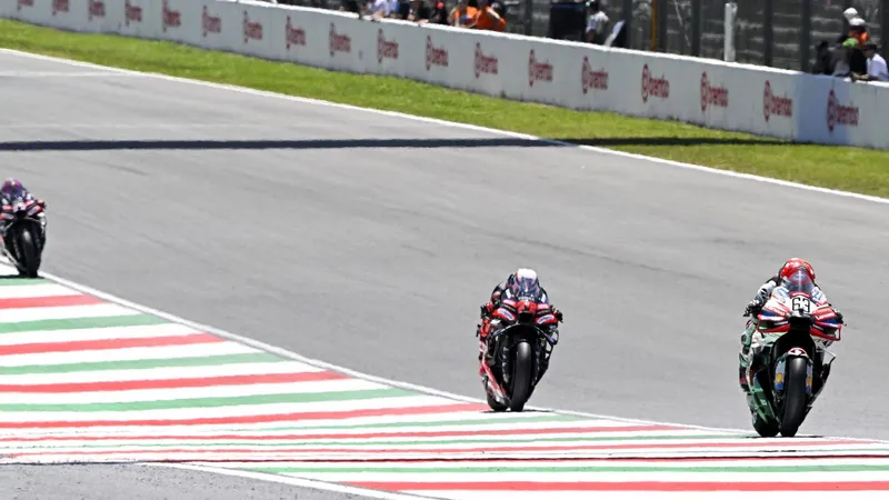 图片[2]-[MotoGP] 巴尼亚亚穆杰罗主场首登领奖台：最后一圈惊险守住第三，仪表盘竟显示“还有一圈”-ModFans