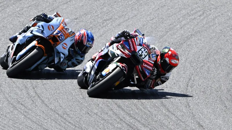 图片[3]-[MotoGP] 巴尼亚亚穆杰罗主场首登领奖台：最后一圈惊险守住第三，仪表盘竟显示“还有一圈”-ModFans