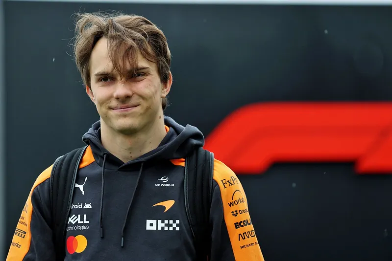 图片[2]-[F1] 杰里米·克拉克森农场翻车现场：F1车手皮亚斯特里倒车40分钟惨遭调侃-ModFans