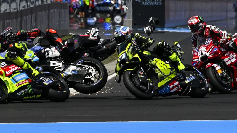 图片[1]-[MotoGP] 幸运打滑助巴格尼亚躲过巴拉顿MotoGP连环撞车-ModFans