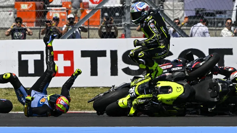 图片[1]-[MotoGP] 阿普利亚CEO直言：马丁匈牙利站首圈撞车“难以消化”，不反对更严厉处罚-ModFans