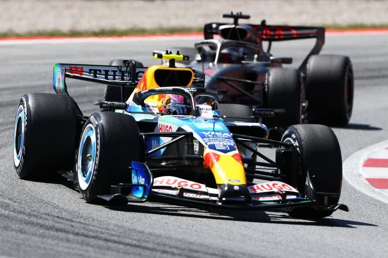 图片[2]-[F1] 霍肯伯格巴塞罗那退赛原因：被对手甩出的石子精准击中“熄火开关”-ModFans