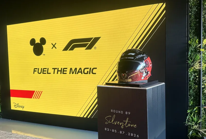图片[1]-[F1] 米奇主题F1头盔慈善拍卖，车手签名助力心愿成真-ModFans