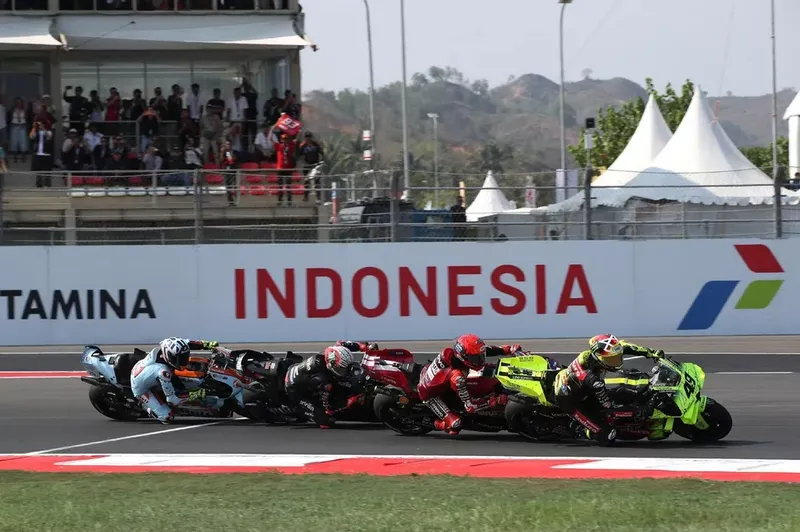 图片[3]-新加坡站维斯塔潘杆位汉密尔顿追猎，MotoGP印尼站轮胎规则引众怒-ModFans