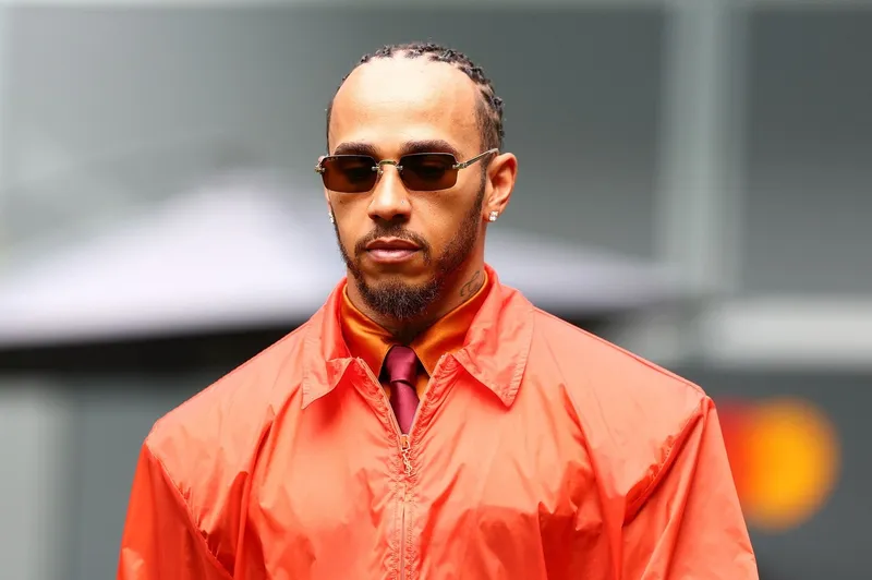 【F1时尚风暴】汉密尔顿圣罗兰透视装惊艳迈阿密围场