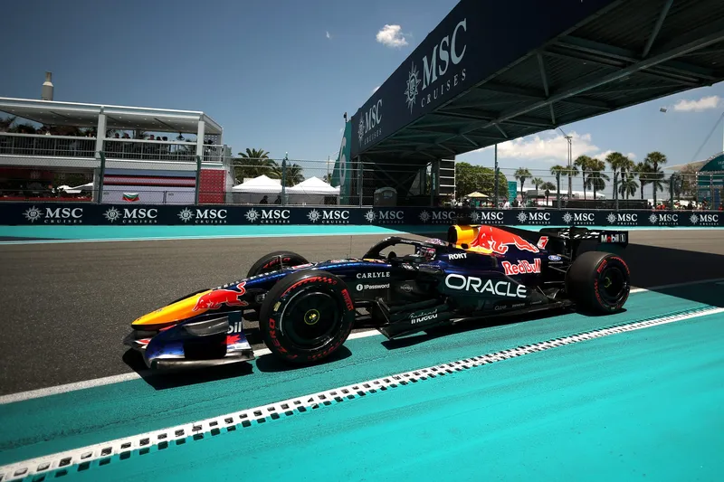 【F1赛事】红牛“疯狂”逆袭：从平庸到争杆位，维斯塔潘揭秘RB22蜕变之路
