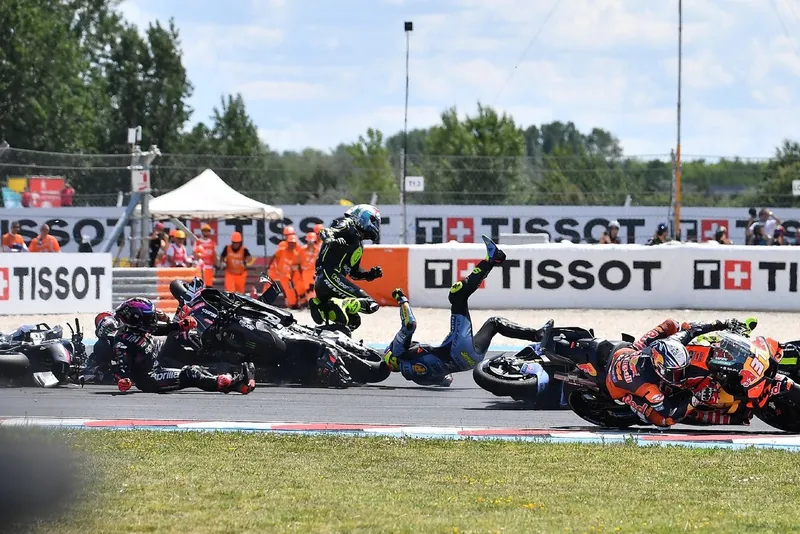 [MotoGP] 匈牙利MotoGP发车连环撞引发安全大讨论：车手直言“每次发车我都要祈祷”-ModFans