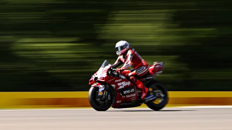 [MotoGP] 马奎兹摔车仍领跑布尔诺周五练习，卫冕冠军发出警告-ModFans