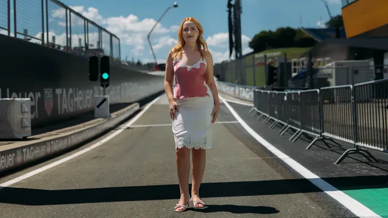 [F1] 《乘客公主》第二季回归：六位F1车手再教阿米莉亚开车-ModFans